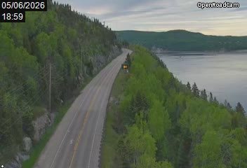 Route 138 à l'est du quai des Baleines (Baie-Sainte-Catherine)